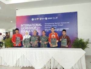 Membuka gerbang cakrawala sains dari bilik pesantren.